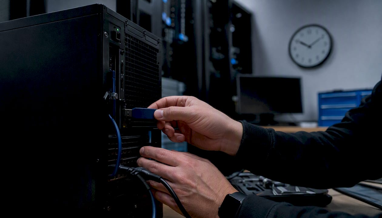 Hands conducting RAM capture using forensic device