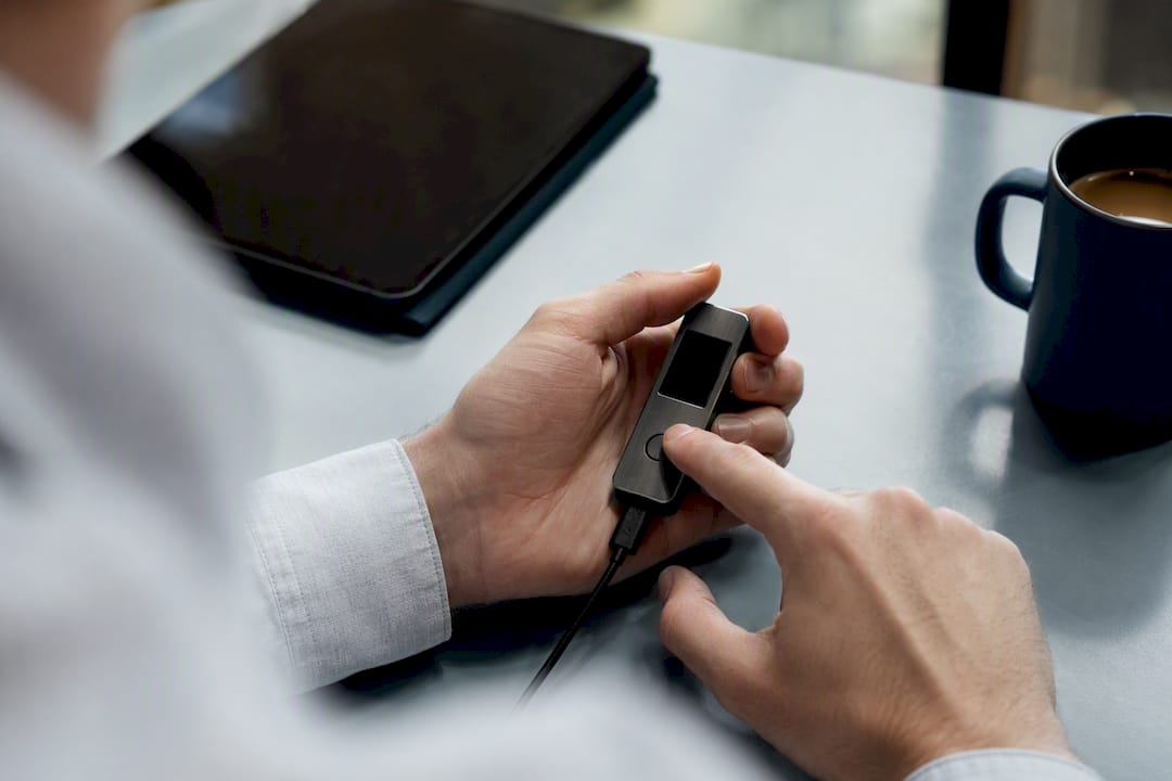 Hand approving transaction on hardware wallet device